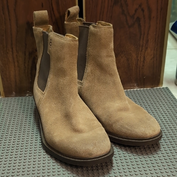 Ugg Heeled Chelsea Style Boots - Picture 1 of 9